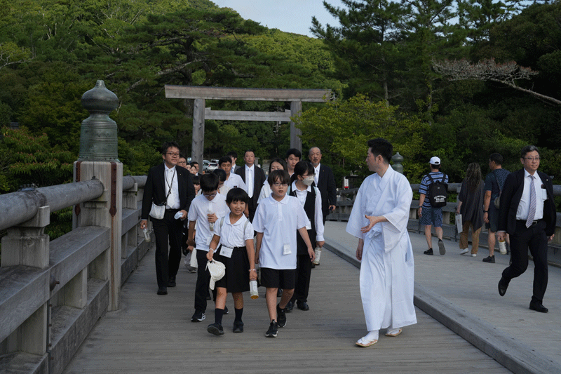 内宮で正式参拝を㊤、二見浦での禊体験㊦