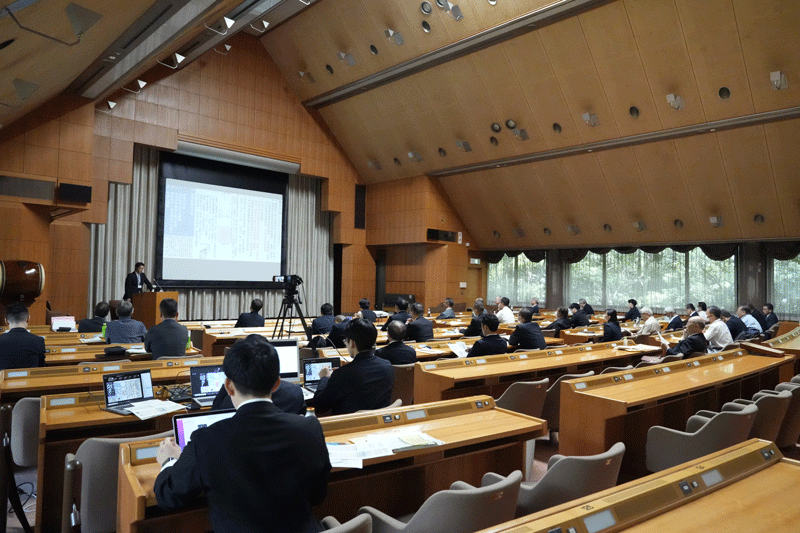 藤田氏の基調発題㊤、共同討議では七氏が登壇㊦