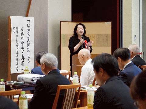 長野・佐久大学講師で麓短歌会を主宰する風早康惠氏が記念講演を