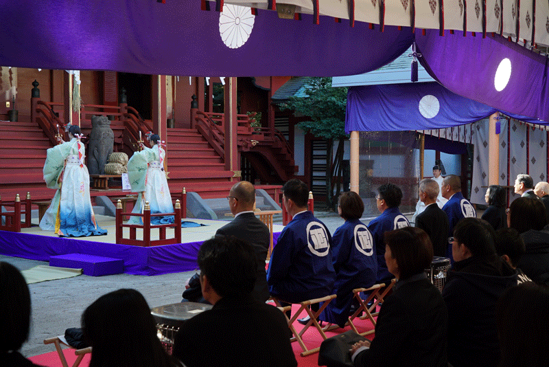 神前で「浦安の舞」を奉奏