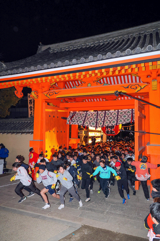 号令とともに参拝者が境内へ