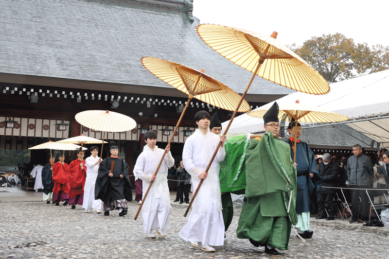 畏き辺りよりの幣帛を納めた辛櫃と勅使（橿原神宮）